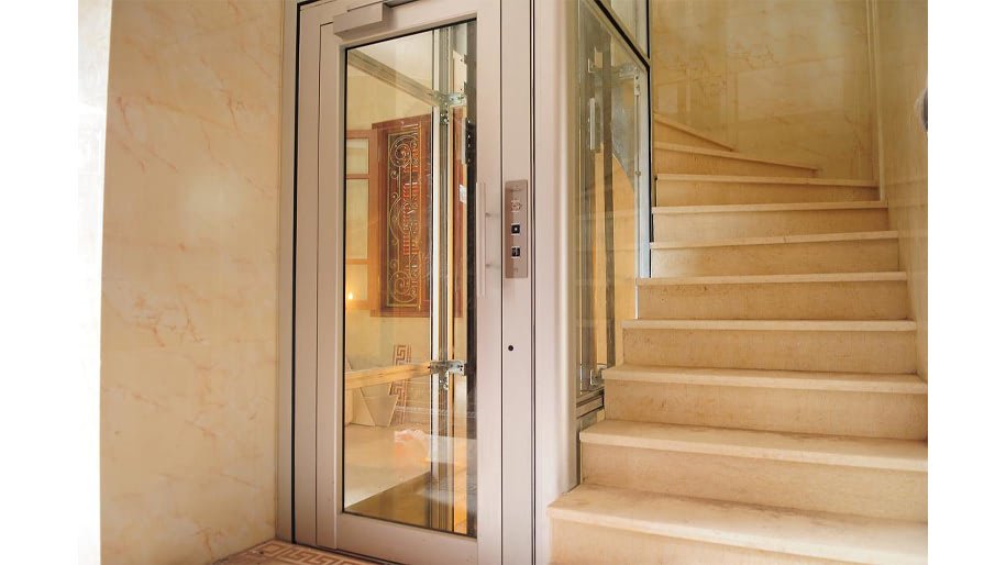 Thang máy gia đình giúp tận dụng tối đa không gian các tầng trên cao